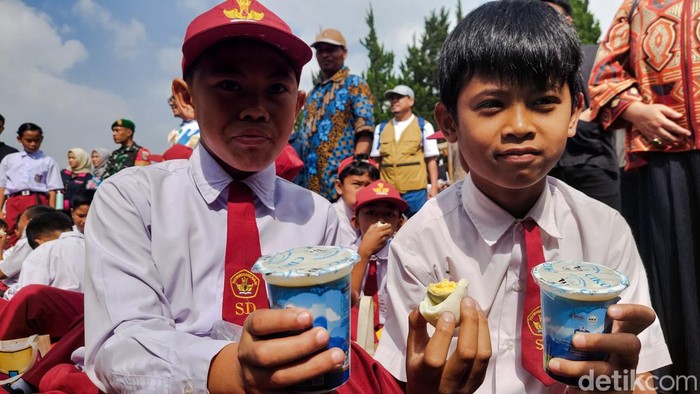 Bocah SD di Lembang Dapat Susu dsn Telur Rebus.