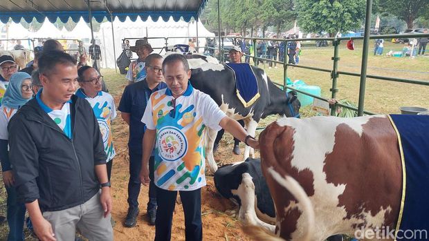 Bocah SD di Lembang Dapat Susu dsn Telur Rebus.