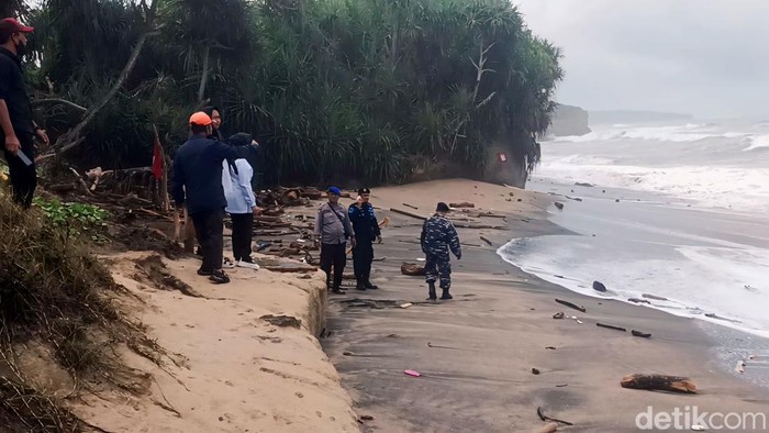 Cairan hitam di Pesisir Batu Penganten Sukabumi.
