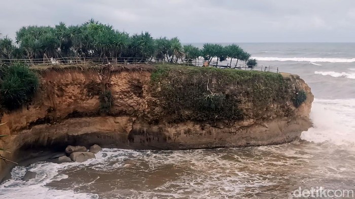 Cairan hitam di Pesisir Batu Penganten Sukabumi.