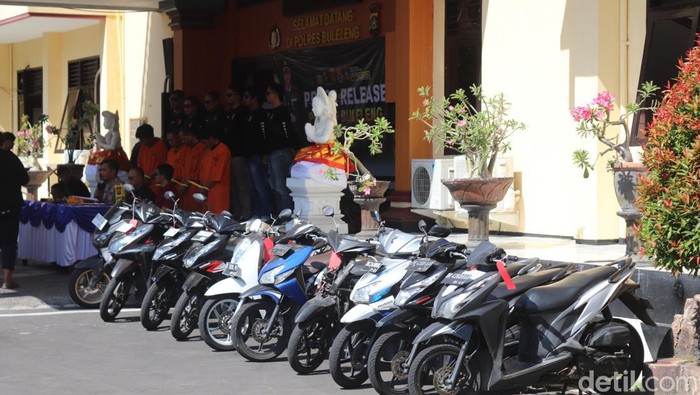 Polres Bulelelng merilis kasus pencurian sepeda motor di Mapolres Buleleng, Kamis (25/7/2024).