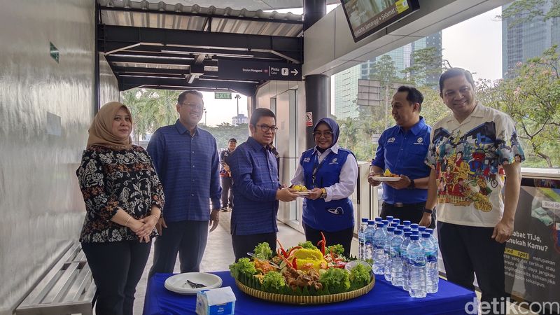 Direktur Utama TransJakarta Welfizon Yuza meresmikan revitalisasi Halte Semanggi