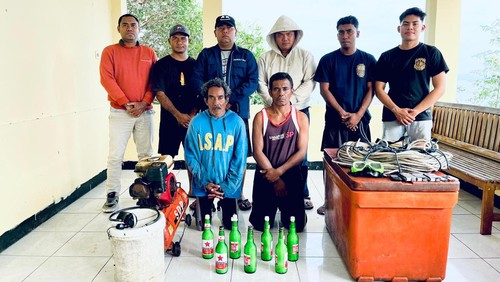 Dua pelaku pengebom ikan di perairan Teluk Kupang, NTT saat diamankan di Mako Polairud Polda NTT, Kamis (25/7/2024). (Foto: Istimewa)