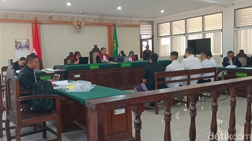 Empat komplotan geng Meksiko menjalani sidang perkara penembakan warga negara (WN) Turki di PN Denpasar, Kamis (25/7/2024). (Foto: Aryo Mahendro/detikBali)