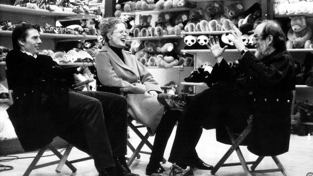 Cuplikan adegan dalam film Eyes Wide Shut (1999).