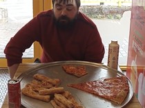 Perjuangan Evan Tempuh 150 Kilometer Demi Ikut Tantangan Makan Pizza