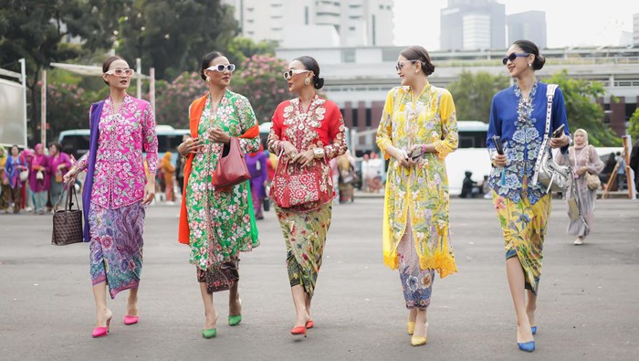 Roemah Kebaya Vielga juga ikut menghadiri perayaan Hari Kebaya Nasional 2024 di istora Senayan dengan membawa para model yang memakai kebaya khas karya Vielga Wennida.

Ciri khas kebaya karya Vielga yakni dengan menggunakan ekplorasi tekhnik bordir dan bahan yang cukup berbeda dan nyaman tapi tetap memakai produk dari dalam negeri sendiri guna mensupport pengrajin tentun atau batik karya dalam negeri.