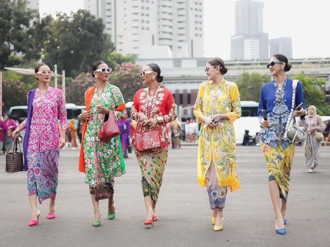 Roemah Kebaya Vielga juga ikut menghadiri perayaan Hari Kebaya Nasional 2024 di istora Senayan dengan membawa para model yang memakai kebaya khas karya Vielga Wennida.

Ciri khas kebaya karya Vielga yakni dengan menggunakan ekplorasi tekhnik bordir dan bahan yang cukup berbeda dan nyaman tapi tetap memakai produk dari dalam negeri sendiri guna mensupport pengrajin tentun atau batik karya dalam negeri.