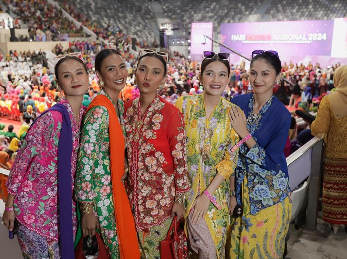 Gaya Artis Indonesia Pakai Kebaya di Hari Kartini