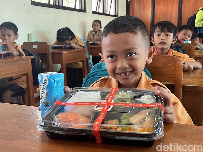 Hari pertama pembagian makan bergizi gratis di SDN Jagalan Solo, Kamis (25/7/2024).
