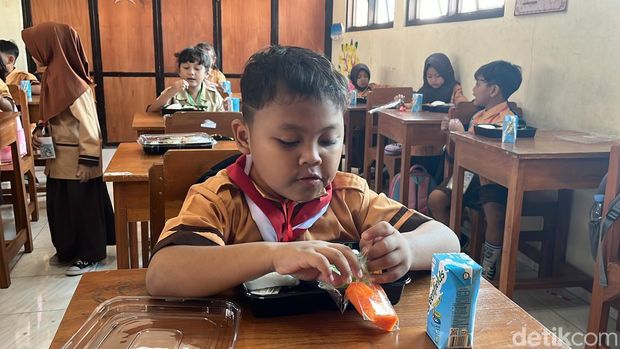 Hari pertama pembagian makan bergizi gratis di SDN Jagalan Solo, Kamis (25/7/2024).