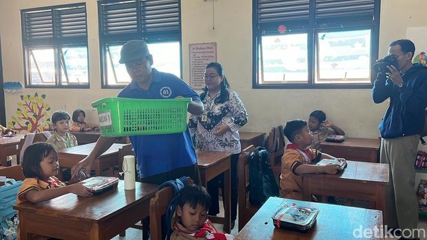Hari pertama pembagian makan bergizi gratis di SDN Jagalan Solo, Kamis (25/7/2024).