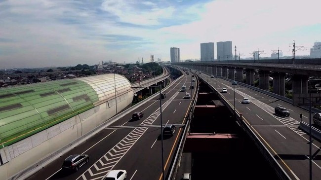 Aksi Ugal-ugalan Pemotor Cengtri Masuk Tol sampai Layang MBZ