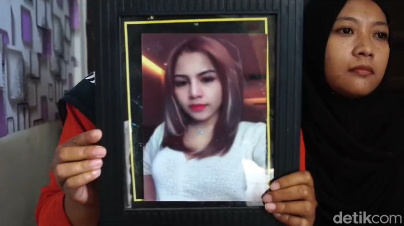 Ima Lestari (kakak ipar korban) bersama foto mendiang Dini Sera Afrianti