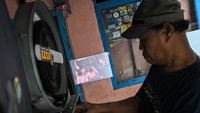 Pelaku usaha tersebut memiliki 450 koleksi judul film seluloid 35mm sejak tahun 1976.