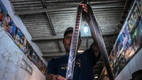 Film itu disewakan seharga Rp 100 ribu sampai Rp 500 ribu per judul tegantung film.