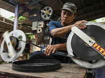 Potret Jasa Penyewaan Film untuk Layar Tancap di Tangsel