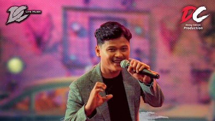 Jasun Biber menyanyikan lagu Sigar.