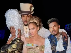 Foto: Jennifer Lopez Gelar Pesta Ultah Tema Bridgerton, Tak Ada Ben Affleck