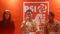 Ketua Umum PSI, Kaesang Pangarep didampingi Sekjen PSI Raja Juli Antoni dan pimpinan DPP PSI menyerahkan surat rekomendasi kepada 20 bakal calon kepala daerah pada Pilkada serentak 2024, di kantor DPP PSI di Jakarta, Kamis (25/7/2024).  