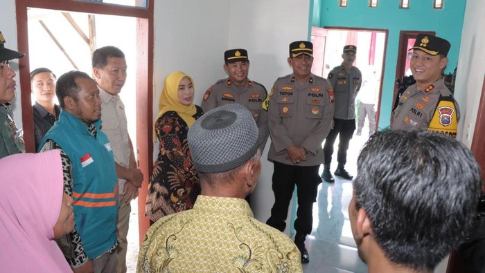 Kapolres Lamongan Serahkan Hasil Bedah Rumah ke Pemiliknya