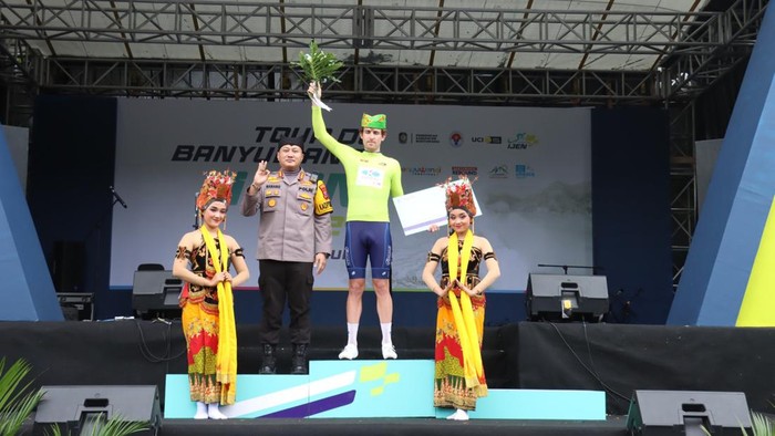 Kapolresta Banyuwangi menyematkan Ijen Sulfur Jersey kepada pembalap Australia Clark Boris saat Etape-2.