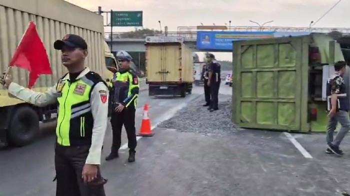 Kecelakaan Truk Pengangkut Pasir di Tol JORR, Lalin Padat
