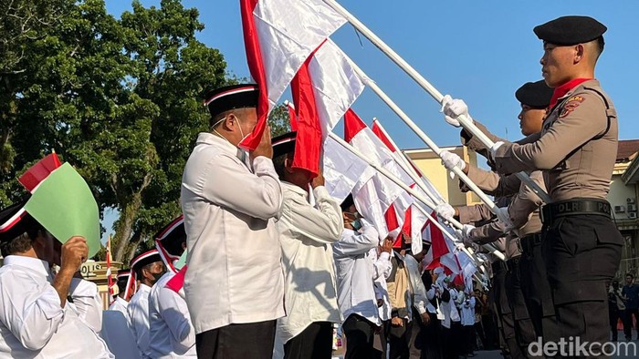 Kelompok jaringan NII di Jambi saat mencium bendera merah putih