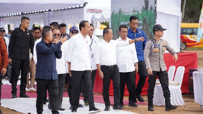 Kepala Badan Koordinasi Penanaman Modal (BKPM) Bahlil Lahadalia melakukan penanaman tebu perdana di Kampung Sermayam Indah, Kabupaten Merauke, Provinsi Papua Selatan pada Selasa (23/7).