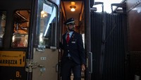 Dengan jarak lebih dari 100 kilometer, jalur kereta api Transiberia Italia, yang juga dikenal sebagai Park Railway, masuk ke dalam ngarai, masuk ke dalam 58 terowongan, dan melewati jembatan besar.