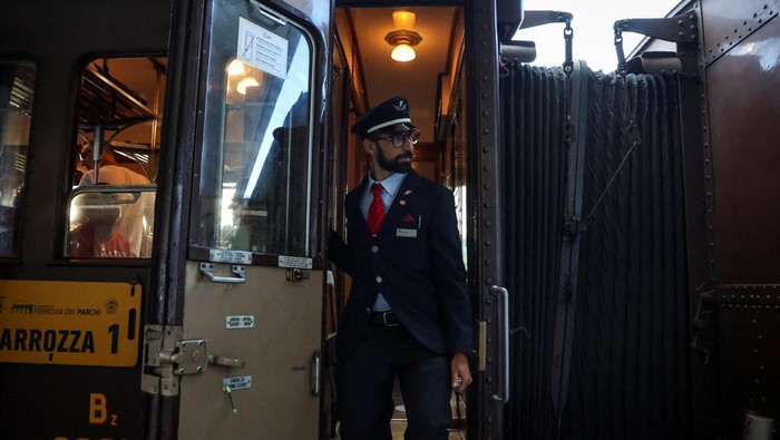 Kereta Antik Bawa Wisatawan ke Desa Terpencil Italia Passengers on the vintage carriage