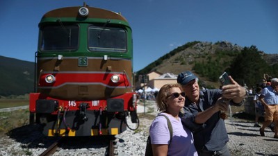 Kereta Antik Bawa Wisatawan ke Desa Terpencil Italia