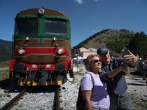 Kereta Antik Bawa Wisatawan ke Desa Terpencil Italia