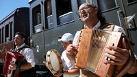 Musik rakyat tradisional mengiringi orang-orang yang turun dari gerbong, dengan hidangan lokal seperti sate domba dan pancake lembut yang dibuat dengan cetakan besi, yang dikenal sebagai pizzelle, dan produk-produk dari pengrajin lokal menunggu mereka di stasiun.