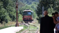 Saat melaju melintasi wilayah tengah Italia, lokomotif diesel antik yang menarik gerbong dari tahun 1930-an dan 1950-an melintasi hutan Taman Nasional Majella dan dataran tinggi Abruzzo, melewati dusun-dusun antik dan pertapaan tersembunyi.