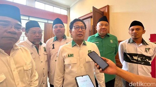 Ketua Desk Pilkada DPP PKB Abdul Halim Iskandar memberikan keterangan kepada awak media seusai memimpin acara konsolidasi PKB NTB di Lombok Raya Hotel, Mataram, Kamis (25/7/2024). (Lalu Helmy Akbar/detikBali)