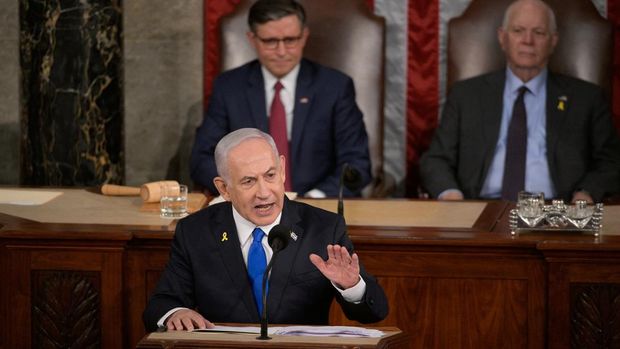 Ketua DPR AS Mike Johnson dan Ketua Hubungan Luar Negeri Senat, Senator Ben Cardin, mendengarkan Perdana Menteri Israel Benjamin Netanyahu berpidato di pertemuan gabungan Kongres di US Capitol di Washington, AS, 24 Juli. 2024. (REUTERS/Craig Hudson)