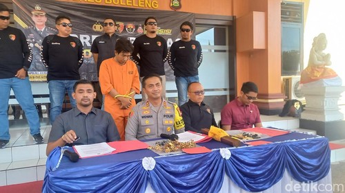Ketut Hendra Setiawan (27), pencuri pratima di dua pura, dihadirkan saat konferensi pers di Mapolres Buleleng, Kamis (25/7/2024) di Mapolres Buleleng. (Made Wijaya Kusuma/detikBali)