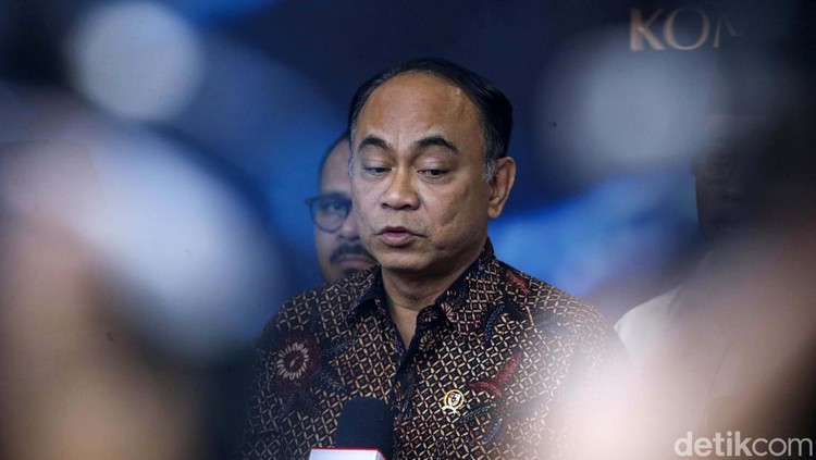 Menkominfo Budi Arie Setiadi memberikan keterangan pers terkait penanganan judi online. Sebanyak 2.645.081 konten judi online telah diberangus.