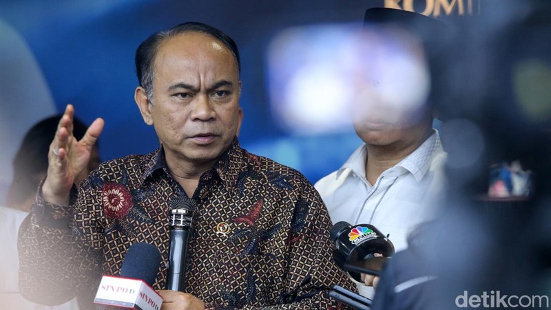 Menkominfo Budi Arie Setiadi memberikan keterangan pers terkait penanganan judi online. Sebanyak 2.645.081 konten judi online telah diberangus.