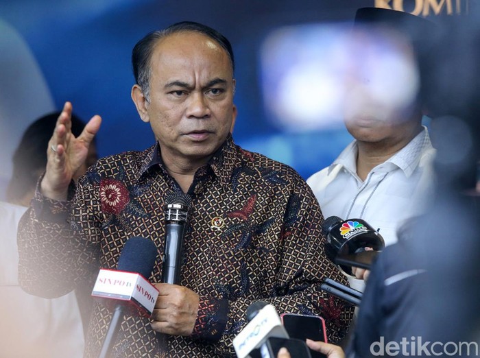 Menkominfo Budi Arie Setiadi memberikan keterangan pers terkait penanganan judi online. Sebanyak 2.645.081 konten judi online telah diberangus.