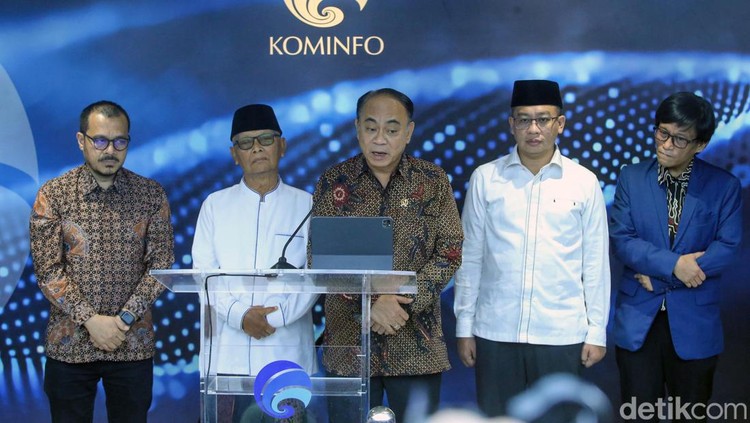 Menkominfo Budi Arie Setiadi memberikan keterangan pers terkait penanganan judi online. Sebanyak 2.645.081 konten judi online telah diberangus.