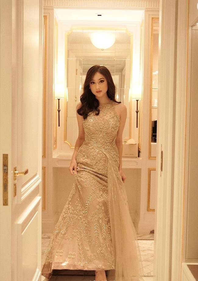 Tepat pada 17 Juli artis cantik Laura Moane berulang tahun yang ke-18. Tampaknya mantan kekasih Al Ghazali itu memilih merayakannya dengan melakukan pemotretan dirinya sendiri. Foto: Instagram/@its_lauramoane2