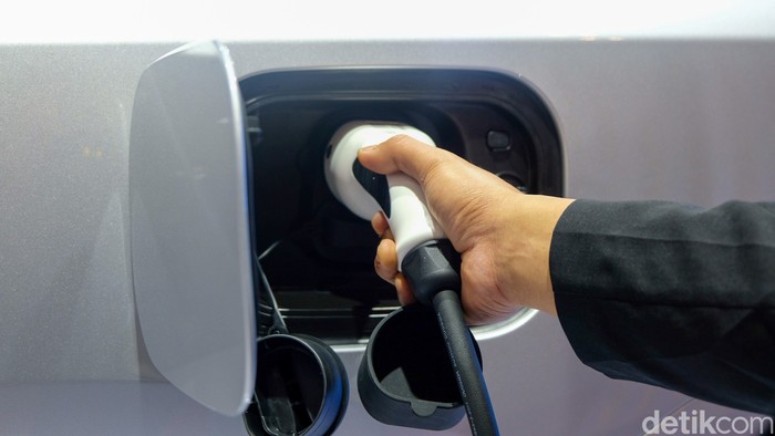 Ekosistem kendaraan listrik di Indonesia tidak terlepas dari stasiun pengisian daya. Dalam hal ini, DFSK-Seres bekerja sama dengan Voltron memperluas charging station.