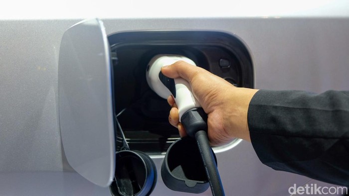 Ekosistem kendaraan listrik di Indonesia tidak terlepas dari stasiun pengisian daya. Dalam hal ini, DFSK-Seres bekerja sama dengan Voltron memperluas charging station.