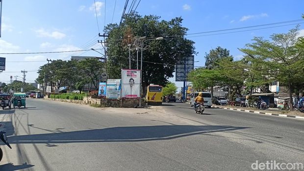 Lokasi Taman Tugu KB 7 Ulu yang memisahkan dua jalan.