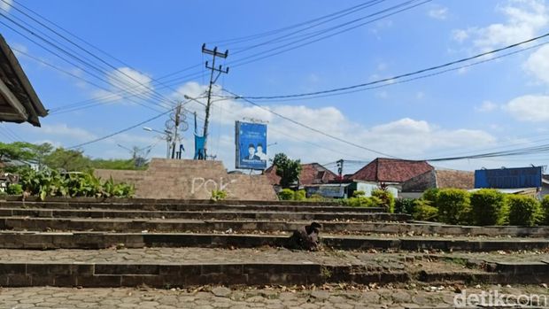 Lokasi Tugu KB 7 Ulu yang kini hanya berupa logo KB biru kecil.