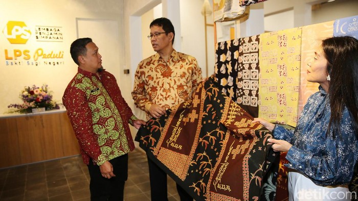 Ketua Dewan Komisioner Lembaga Penjamin Simpanan (LPS) Purbaya Yudhi Sadewa (tengah) didampingi Kepala Dinas Kepemudaan, Olahraga dan Pariwisata (Disporapar) Kota Sukabumi, Tejo Condro Nugroho (kiri) sedang mendengarkan penjelasan dari Direktur Batik Fractal, Nancy Margried Panjaitan usai Pembukaan Rumah Batik Fractal LPS di Sukabumi,Jawa Barat.Kamis (25/7/2024). Dukungan LPS melalui program LPS Peduli Bakti Bagi Negeri berupa Pemberdayaan UMKM Rumah Batik Fractal LPS diharapkan dapat menjadikan Sukabumi menjadi destinasi baru wisata dan sentra batik di Jawa Barat.