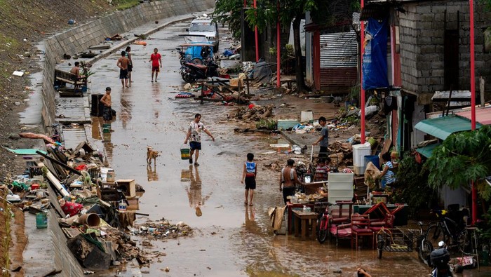 Luluh Lantak Marikina Filipina Dihantam Banjir dan Topan Gaemi Kota Marikina luluh lantak terendam lumpur seusai dihantam banjir menyusuk amukan Topan Gaemi. Lumpur menutupi jalan hingga puing-puing dan barang terseret arus.