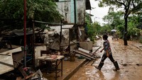 Hujan yang mengguyur tanpa henti telah memicu banjir di wilayah Manila, Filipina, saat topan Gaemi melanda negara tersebut di tengah musim penghujan.